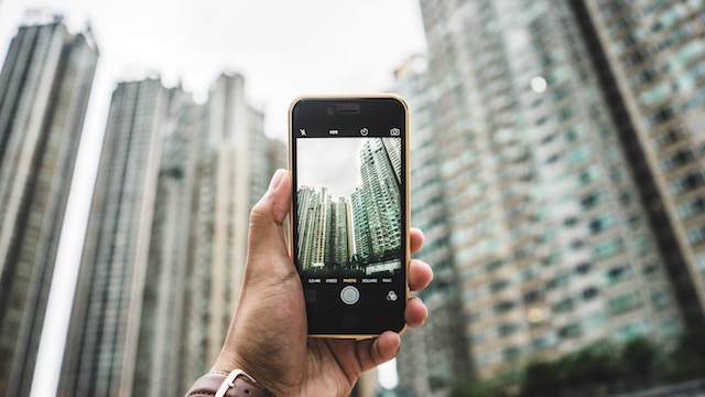 phone in a tourist's hand in a big city. 